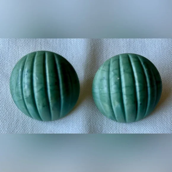 Jade Stone Ribbed Earrings - Picture 10 of 16